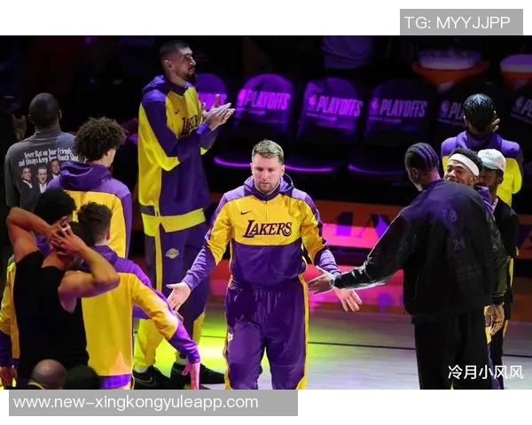 湖人训练热身艾顿与克内克特折返跑展现拼搏精神与团队默契 湖人训练热身艾顿与克内克特折返跑展现拼搏精神与团队默契