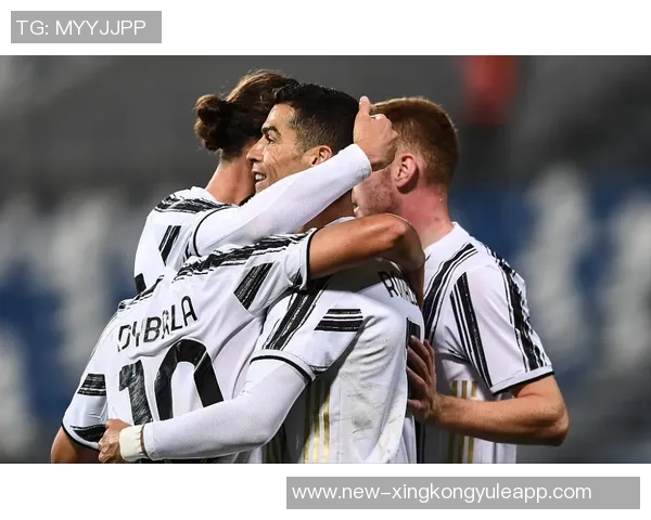 那不勒斯主席德劳伦蒂斯与利雅得胜利CEO合影展示C罗球衣引发热议